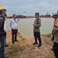 Kapolsek Meral Iptu Adi Chandra, S.H, M.H meninjau lokasi pemuda 18 tahun tersengat listrik. Foto: Dokumen Polisi