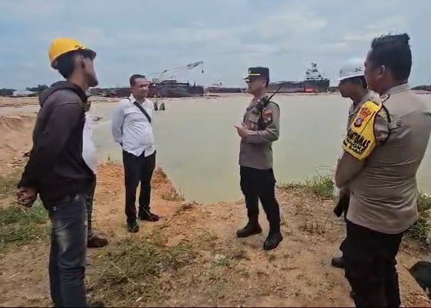 Kapolsek Meral Iptu Adi Chandra, S.H, M.H meninjau lokasi pemuda 18 tahun tersengat listrik. Foto: Dokumen Polisi