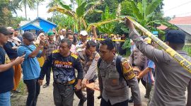 Polisi mengevakuasi Jasad RS ke RSUD Muhammad Sani. Foto: ricky/kepriheadline.id