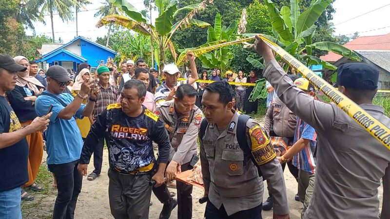 Polisi mengevakuasi Jasad RS ke RSUD Muhammad Sani. Foto: ricky/kepriheadline.id