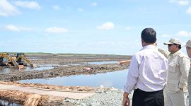 Presiden Prabowo Subianto meninjau secara langsung pengembangan program pertanian berkelanjutan di Desa Wanam, Kabupaten Merauke, Provinsi Papua Selatan. FOTO: Dokumen Sekretariat Negara