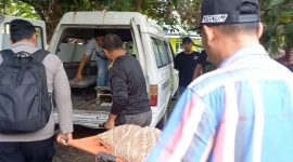 Polisi mengevakuasi jasad ibu muda di Karimun yang akhiri hidupnya dengan gantung diri. Foto: ricky/kepriheadline.id