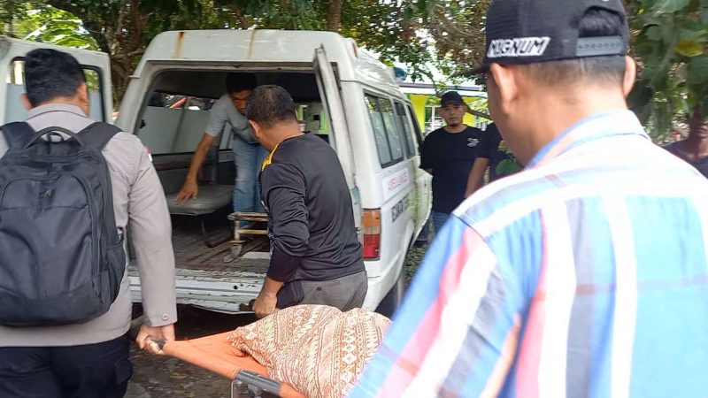 Polisi mengevakuasi jasad ibu muda di Karimun yang akhiri hidupnya dengan gantung diri. Foto: ricky/kepriheadline.id