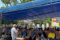 Cabup Karimun Nomor Urut 2 Muhammad Firmansyah memaparkan visi misi dan programnya di hadapa warga Parit, Kecamatan Selat Gelam. Foto: ricky/kepriheadine.id 
