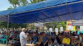 Cabup Karimun Nomor Urut 2 Muhammad Firmansyah memaparkan visi misi dan programnya di hadapa warga Parit, Kecamatan Selat Gelam. Foto: ricky/kepriheadine.id 