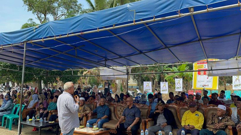 Cabup Karimun Nomor Urut 2 Muhammad Firmansyah memaparkan visi misi dan programnya di hadapa warga Parit, Kecamatan Selat Gelam. Foto: ricky/kepriheadine.id 