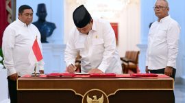 Presiden Prabowo Subianto Tandatangani PP Tentang Penghapusan Piutang Macet UMKM di Jakarta. Foto: Dokumen Setneg