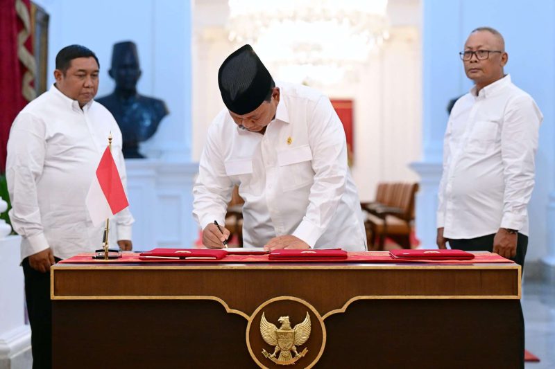 Presiden Prabowo Subianto Tandatangani PP Tentang Penghapusan Piutang Macet UMKM di Jakarta. Foto: Dokumen Setneg