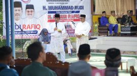 Pasangan Calon Gubernur dan Wakil Gubernur Kepulauan Riau Muhammad Rudi dan Aunur Rafiq mengikuti Prosesi Sumpah Setia Melayu di Pulau Penyengat. Foto: istimewa