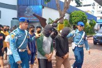 Tekong dan ABK Speedboat Pembawa PMI Non Prosedural dari Malaysia digiring petugas saat Konfrensi Pers di Lanal TBK. Foto: Ricky/istimewa