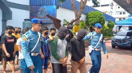 Tekong dan ABK Speedboat Pembawa PMI Non Prosedural dari Malaysia digiring petugas saat Konfrensi Pers di Lanal TBK. Foto: Ricky/istimewa