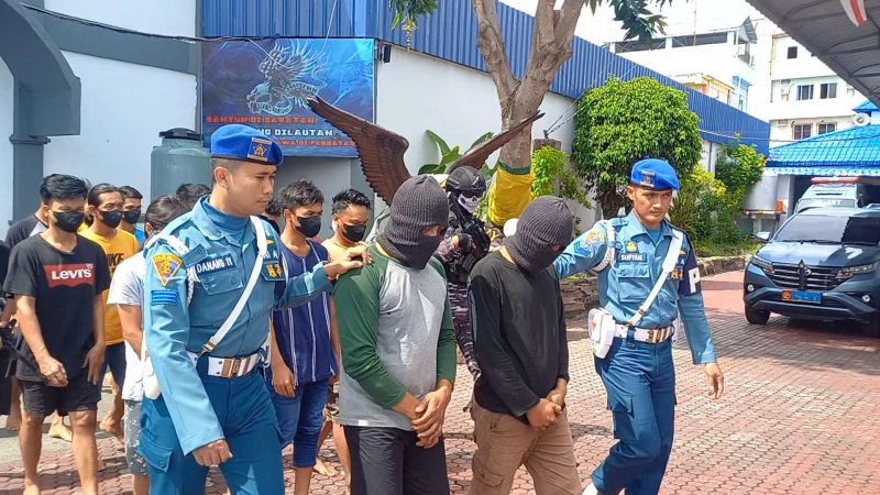 Tekong dan ABK Speedboat Pembawa PMI Non Prosedural dari Malaysia digiring petugas saat Konfrensi Pers di Lanal TBK. Foto: Ricky/istimewa
