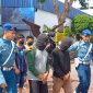 Tekong dan ABK Speedboat Pembawa PMI Non Prosedural dari Malaysia digiring petugas saat Konfrensi Pers di Lanal TBK. Foto: Ricky/istimewa