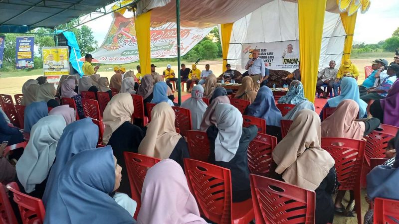 Pasangan Firman-Ery melaksanakan kampanye monologis di Bukit Tembak, Kelurahan Sungai Pasir, Kecamatan Meral. Foto: Ricky/istimewa