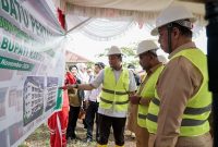 Bupati Karimun Aunur Rafiq didampingi Wakil Bupati Karimun Anwar Hasyim meninjau pembangunan rumah susun RSUR Muhammad Sani. Foto: Rian/Prokopim