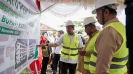 Bupati Karimun Aunur Rafiq didampingi Wakil Bupati Karimun Anwar Hasyim meninjau pembangunan rumah susun RSUR Muhammad Sani. Foto: Rian/Prokopim
