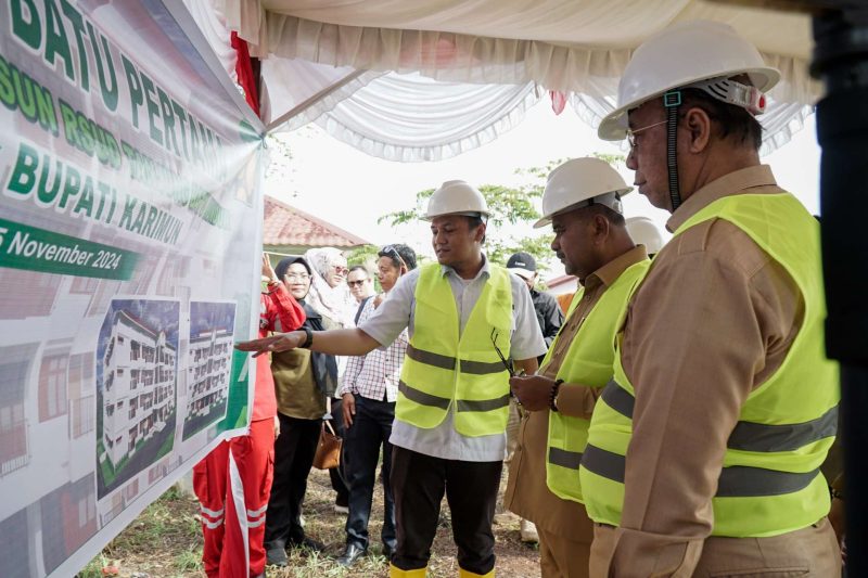 Bupati Karimun Aunur Rafiq didampingi Wakil Bupati Karimun Anwar Hasyim meninjau pembangunan rumah susun RSUR Muhammad Sani. Foto: Rian/Prokopim