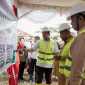 Bupati Karimun Aunur Rafiq didampingi Wakil Bupati Karimun Anwar Hasyim meninjau pembangunan rumah susun RSUR Muhammad Sani. Foto: Rian/Prokopim