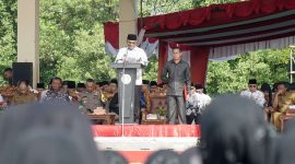 Bupati Karimun Aunur Rafiq Pimpin Upacara Peringatan Hari Guru di Karimun. Foto: Rian/Prokopim