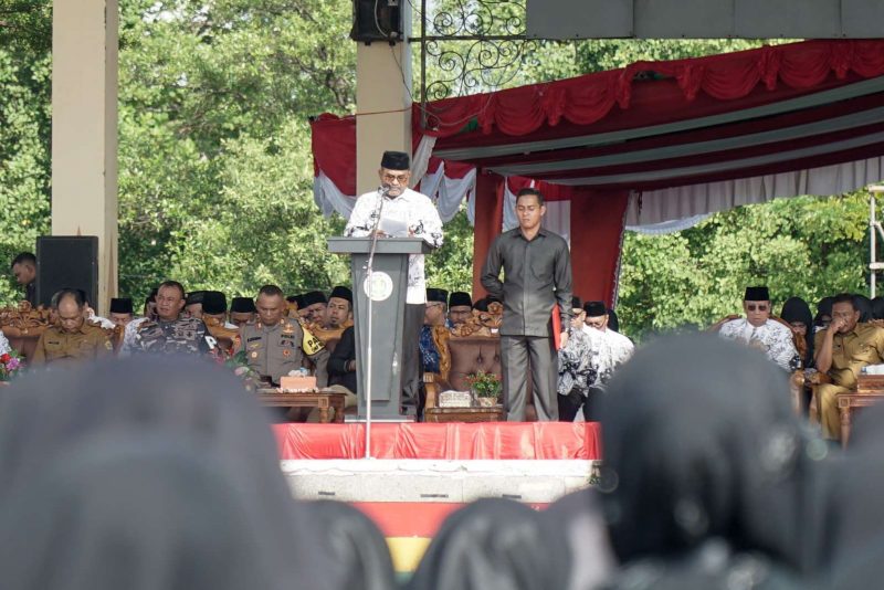 Bupati Karimun Aunur Rafiq Pimpin Upacara Peringatan Hari Guru di Karimun. Foto: Rian/Prokopim