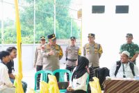 Kapolda Kepri, Irjen Pol Yan Fitri tinjau pelaksanaan Pilkada di Karimun. Foto: Humas Polres Karimun. 