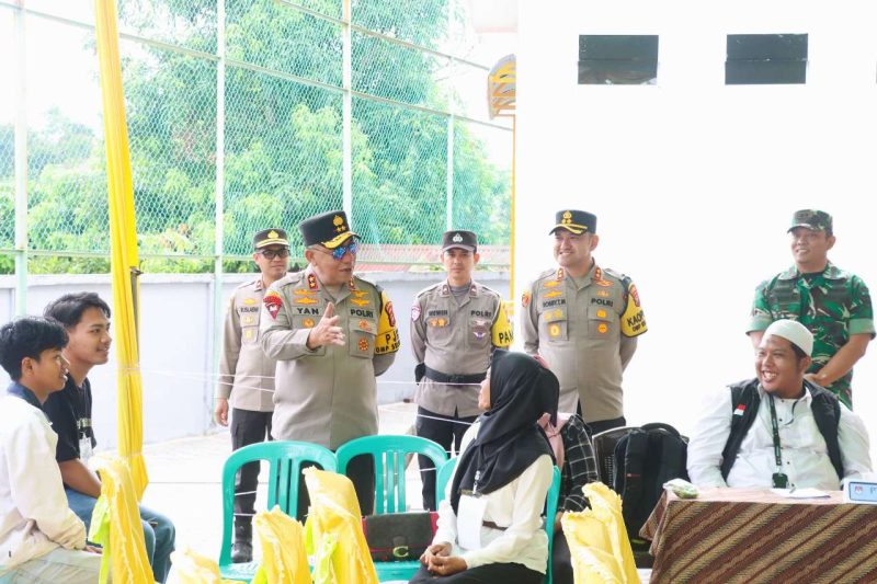 Kapolda Kepri, Irjen Pol Yan Fitri tinjau pelaksanaan Pilkada di Karimun. Foto: Humas Polres Karimun. 