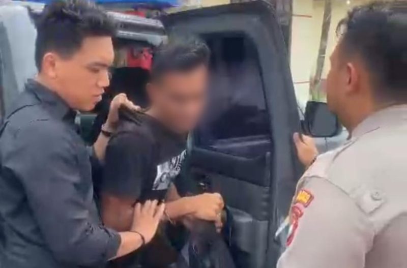 Pelaku MZ digiring Polisi ke Mapolsek Tebing, Polres Karimun. Foto: istimewa