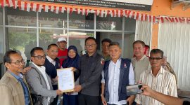 Tim HMR ber-AURA melaporkan Kabag Tapem Pemkab Karimun atas dugaan ketidaknetralan di Pilkada Kepri 2024. Foto: istimewa