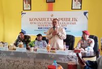 Direktur PT Berkah Samudera Karimun Jusri Sabri memaparkan rencana pengelolaan hasil sedimentasi laut ke masyarakat Meral Barat. Foto: Istimewa