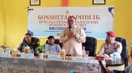 Direktur PT Berkah Samudera Karimun Jusri Sabri memaparkan rencana pengelolaan hasil sedimentasi laut ke masyarakat Meral Barat. Foto: Istimewa