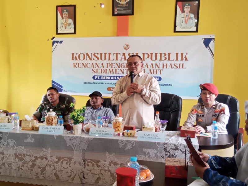 Direktur PT Berkah Samudera Karimun Jusri Sabri memaparkan rencana pengelolaan hasil sedimentasi laut ke masyarakat Meral Barat. Foto: Istimewa