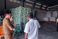 Plt. Kabid Perdagangan Disperkop UKM dan ESDM Kabupaten Karimun, Vandarones Purba mengecek ketersediaan beras di Gudang Bulog. Foto: istimewa