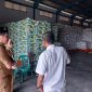 Plt. Kabid Perdagangan Disperkop UKM dan ESDM Kabupaten Karimun, Vandarones Purba mengecek ketersediaan beras di Gudang Bulog. Foto: istimewa