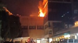 Penampakan lantai 5 Hotel Aston Karimun terbakar. Foto: Istimewa