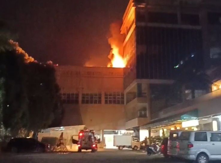 Penampakan lantai 5 Hotel Aston Karimun terbakar. Foto: Istimewa
