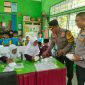 Wakapolres Karimun Kompol Herie Pramono membagikan makan siang gratis kepada siswa SDN 011 Tebing. Foto: Dokumen Polsek Tebing