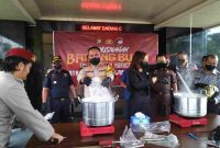 Kapolres Karimun menuangkan barang bukti sabu ke dalam panci untuk dimusnahkan. Foto: ricky/kerpiheadline.id