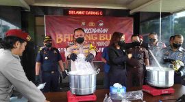 Kapolres Karimun menuangkan barang bukti sabu ke dalam panci untuk dimusnahkan. Foto: ricky/kerpiheadline.id