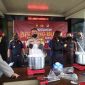 Kapolres Karimun menuangkan barang bukti sabu ke dalam panci untuk dimusnahkan. Foto: ricky/kerpiheadline.id