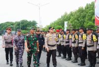 Kapolres Karimu diampingi Dandim 0317/Tbk, Danlanal Karimun meninjau pasukan Ops Mantap Brata. Foto: Istimewa