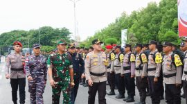 Kapolres Karimu diampingi Dandim 0317/Tbk, Danlanal Karimun meninjau pasukan Ops Mantap Brata. Foto: Istimewa