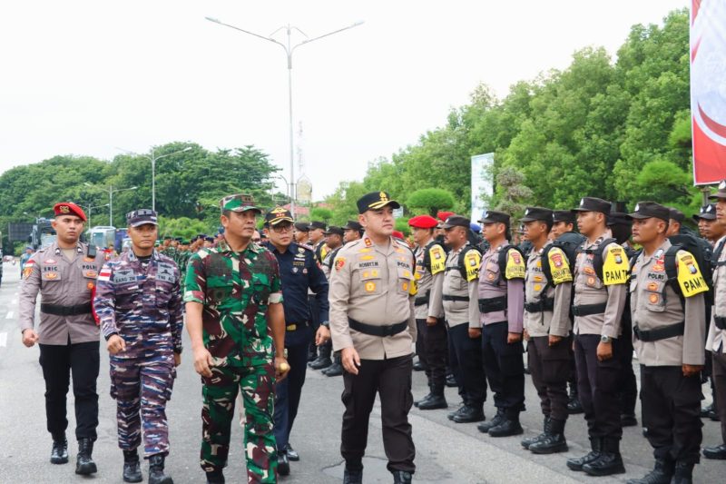 Kapolres Karimu diampingi Dandim 0317/Tbk, Danlanal Karimun meninjau pasukan Ops Mantap Brata. Foto: Istimewa