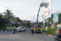 KPU Karimun Tertibkan Alat Peraga Kampanye di Jalan Raja Oesman, Kelurahan Baran Timur. Foto: Istimewa