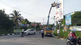 KPU Karimun Tertibkan Alat Peraga Kampanye di Jalan Raja Oesman, Kelurahan Baran Timur. Foto: Istimewa