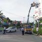 KPU Karimun Tertibkan Alat Peraga Kampanye di Jalan Raja Oesman, Kelurahan Baran Timur. Foto: Istimewa