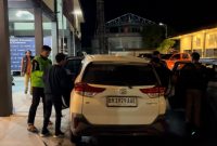 Suasana ketika dua orang terduga pelaku Politik Uang di wilayah Kecamatan Meral digiring ke Bawaslu Karimun. Foto: Ricky/KepriHeadline.id