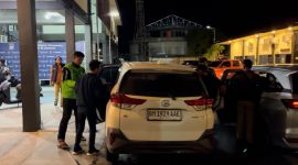 Suasana ketika dua orang terduga pelaku Politik Uang di wilayah Kecamatan Meral digiring ke Bawaslu Karimun. Foto: Ricky/KepriHeadline.id
