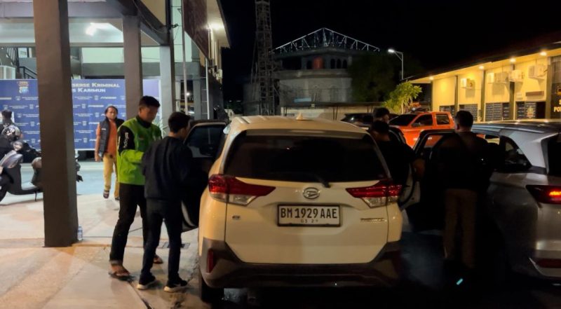 Suasana ketika dua orang terduga pelaku Politik Uang di wilayah Kecamatan Meral digiring ke Bawaslu Karimun. Foto: Ricky/KepriHeadline.id