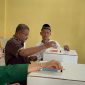 Bersama Istri, Cawagub Kepri Aunur Rafiq Mencoblos di TPS 8 Kelurahan Sei Lakam Barat. Foto: istimewa