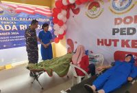 Danlanal Karimun Letkol Laut (P) Anro Casanova didampingi Istri meninjau kegiatan donor darah. Foto: istimewa